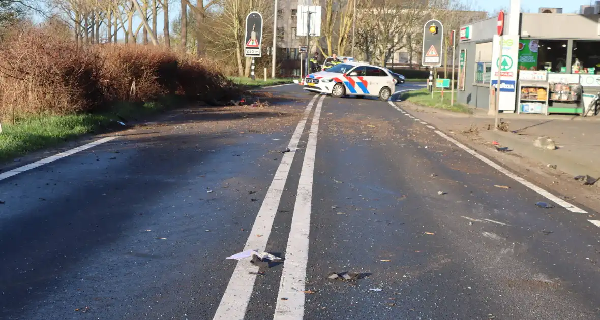 Auto-ongeluk zorgt voor ravage - Foto 21
