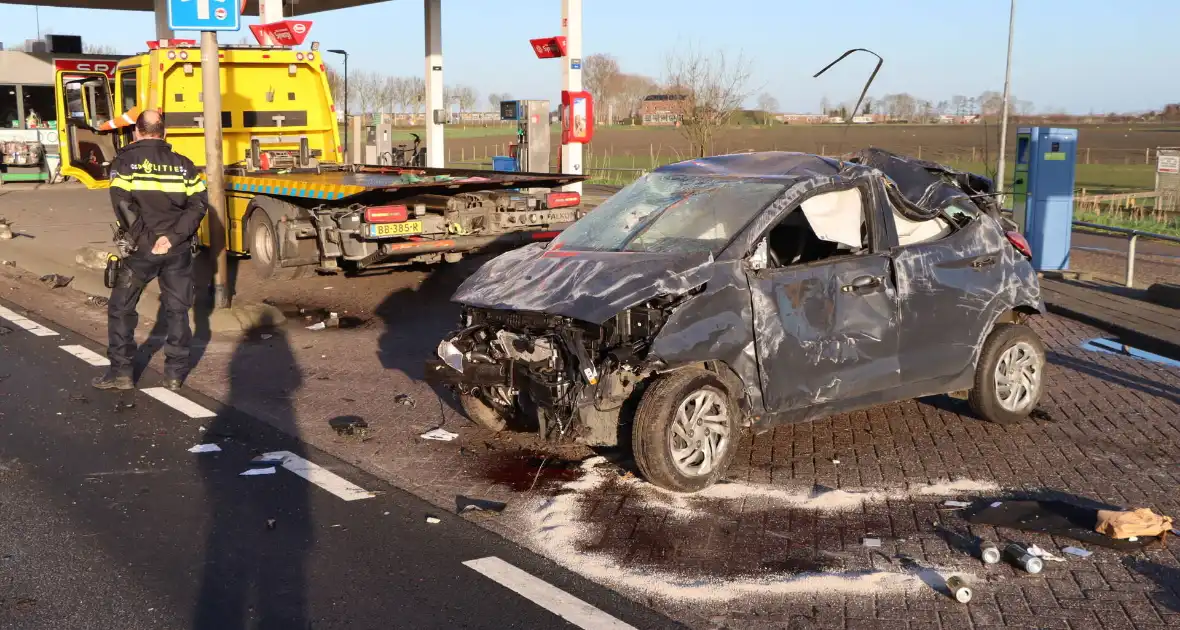 Auto-ongeluk zorgt voor ravage - Foto 22