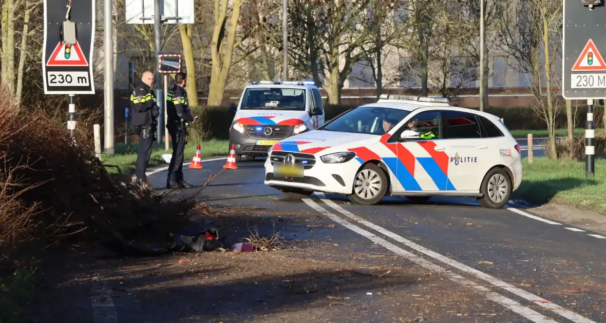 Auto-ongeluk zorgt voor ravage - Foto 23