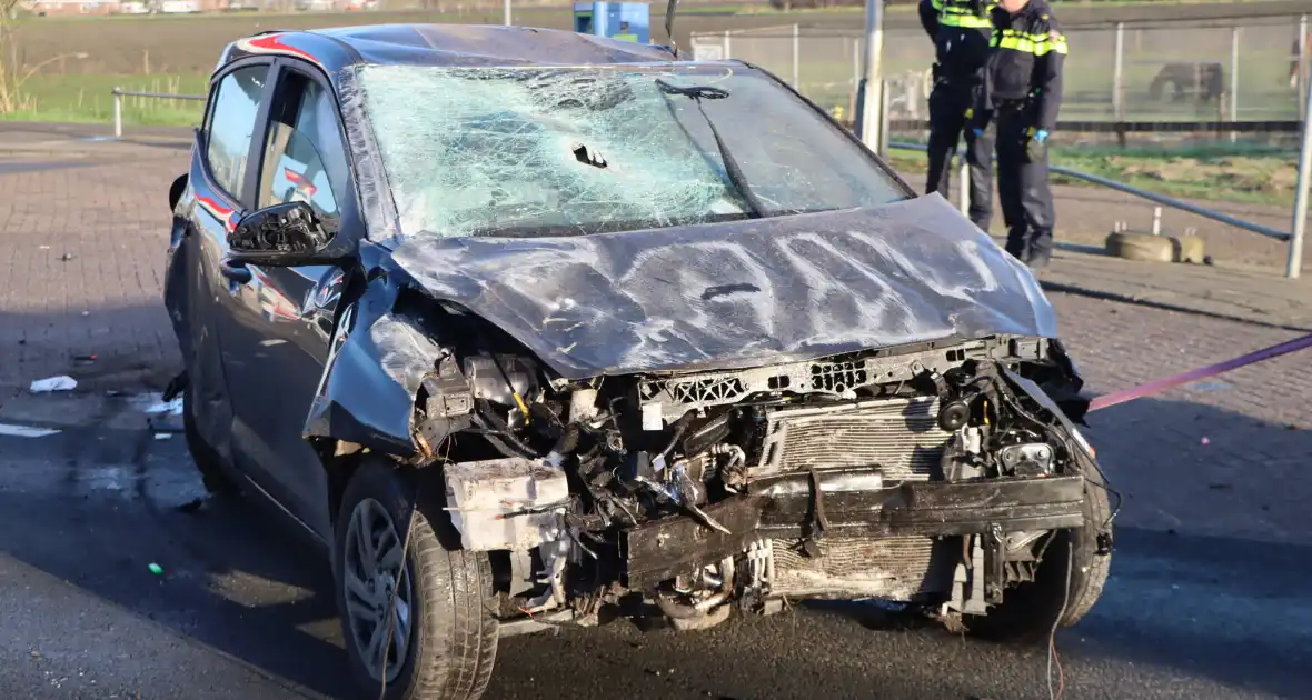 Auto-ongeluk zorgt voor ravage - Foto 24