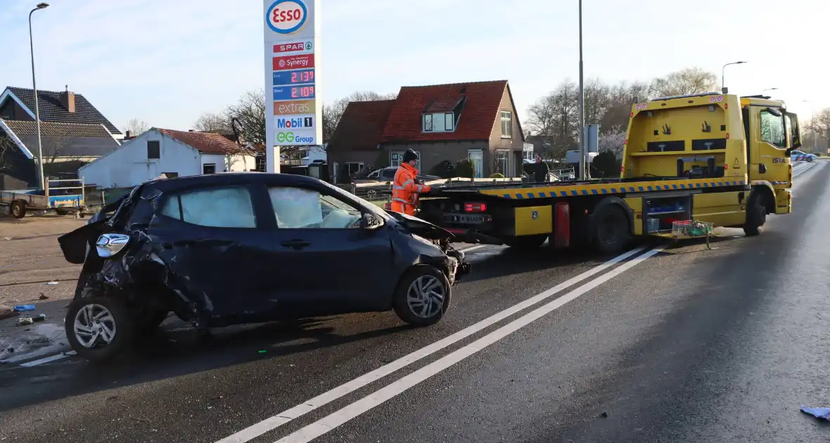 Auto-ongeluk zorgt voor ravage - Foto 25