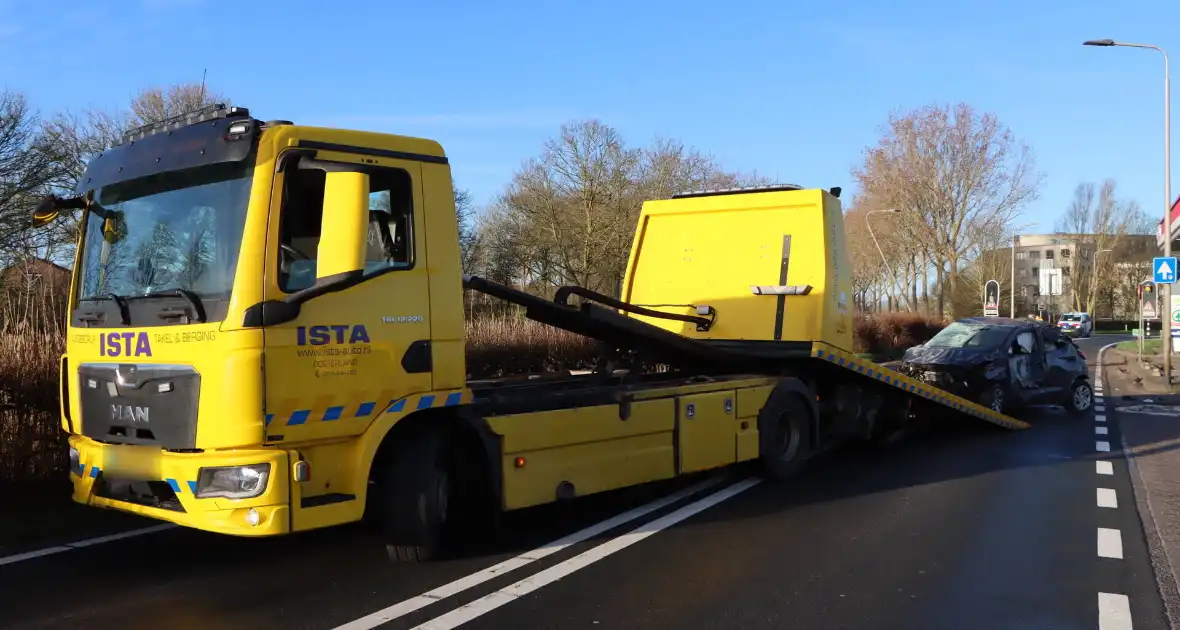 Auto-ongeluk zorgt voor ravage - Foto 26