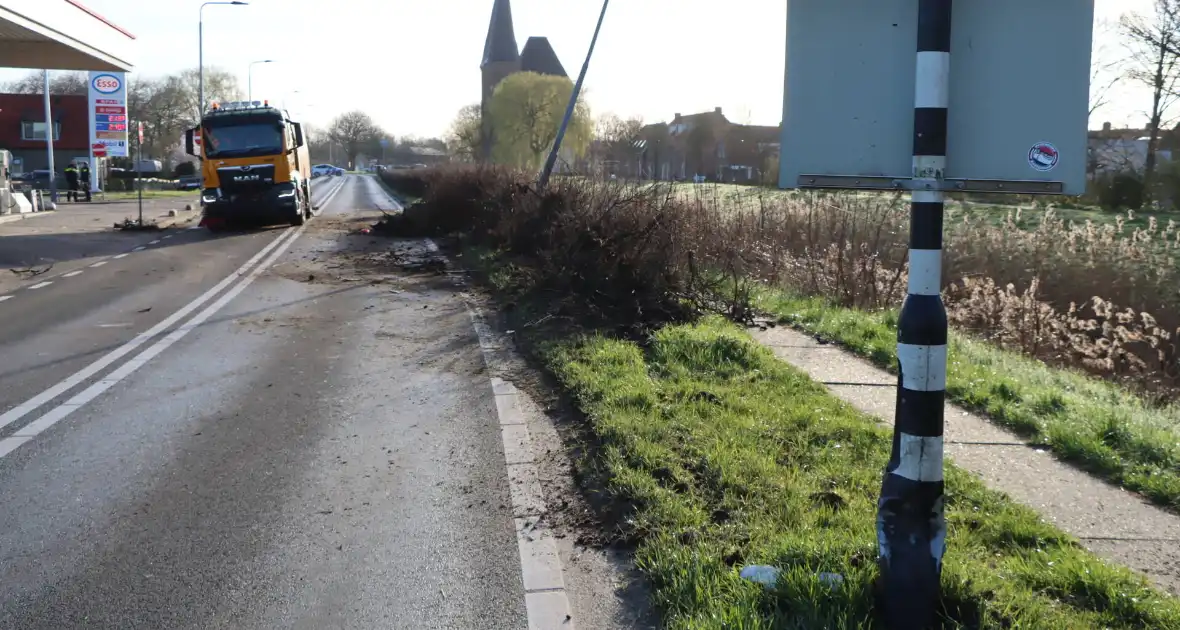 Auto-ongeluk zorgt voor ravage - Foto 28