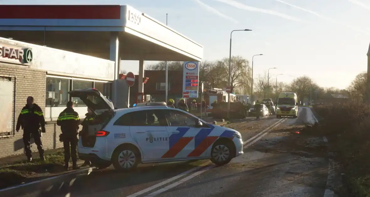 Auto-ongeluk zorgt voor ravage - Foto 3