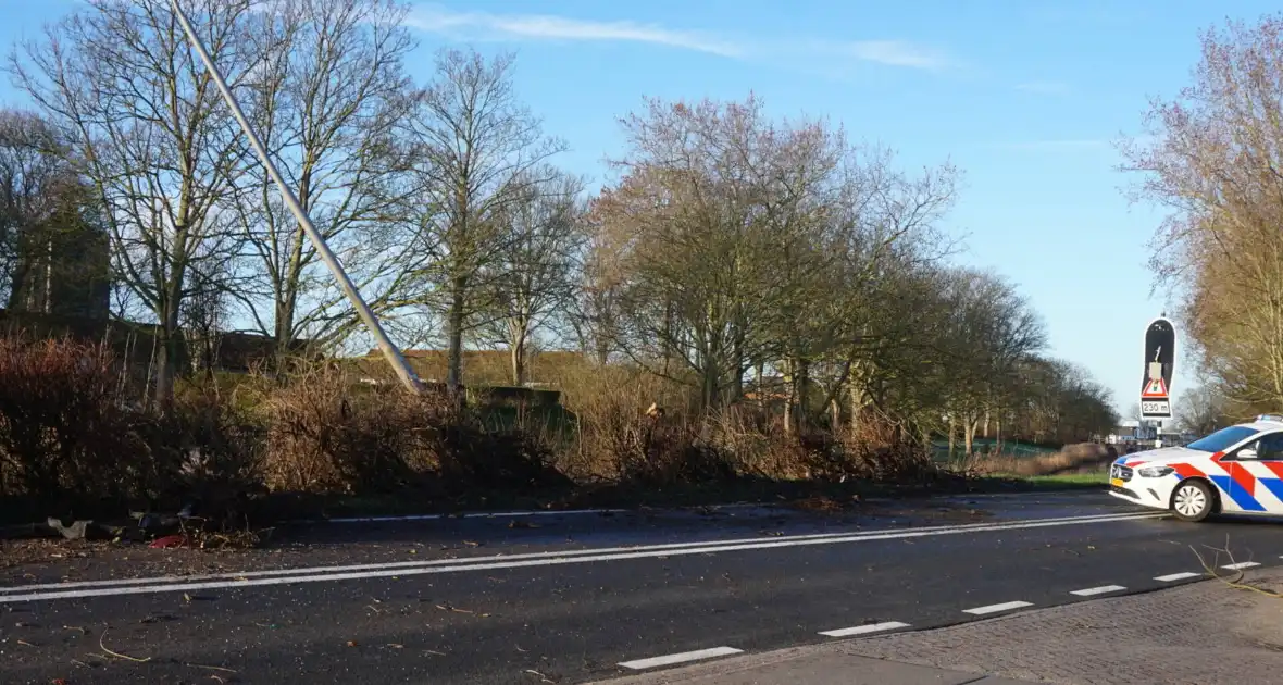 Auto-ongeluk zorgt voor ravage - Foto 4