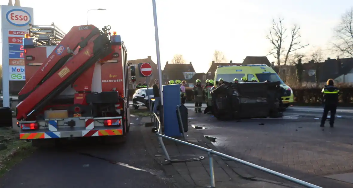 Auto-ongeluk zorgt voor ravage - Foto 6