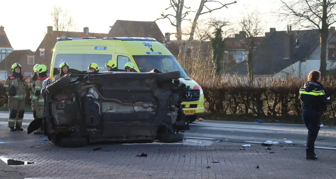 Auto-ongeluk zorgt voor ravage - Foto 7