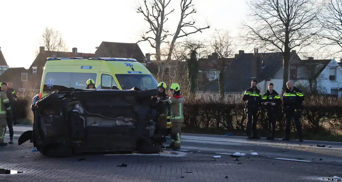 Auto-ongeluk zorgt voor ravage - Foto 8
