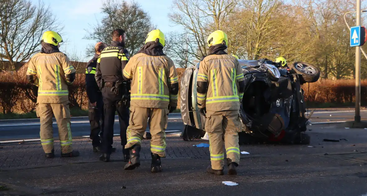 Auto-ongeluk zorgt voor ravage - Foto 9
