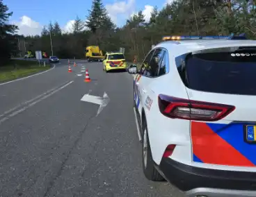 Bus raakt van de weg en belandt in bosje