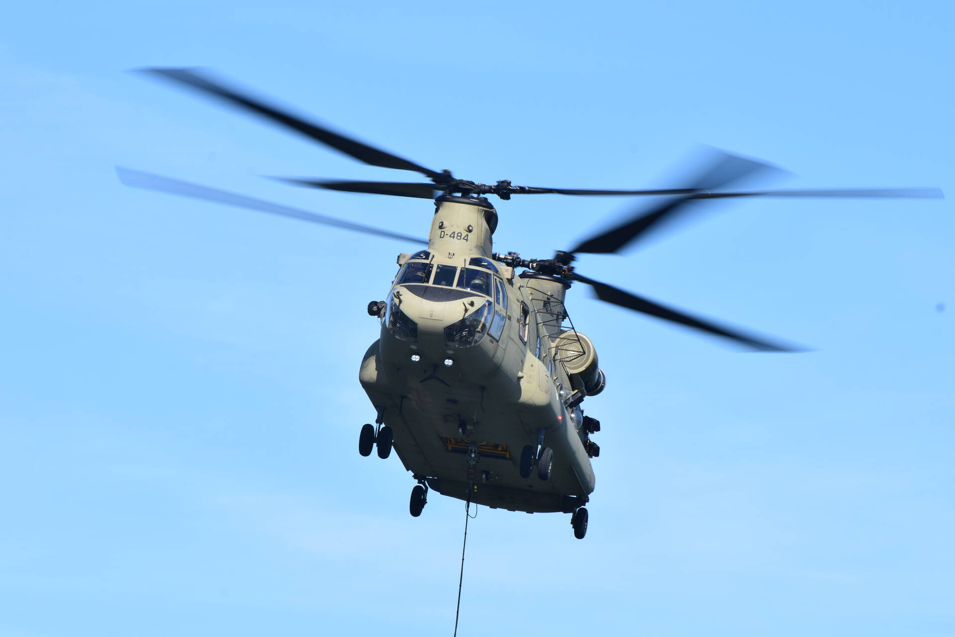 Chinook-helikopters oefenen met brandbestrijding