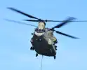 Chinook-helikopters oefenen met brandbestrijding