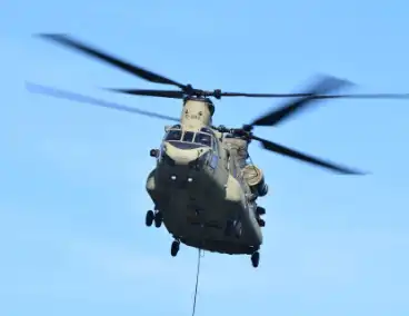 Chinook-helikopters oefenen met brandbestrijding
