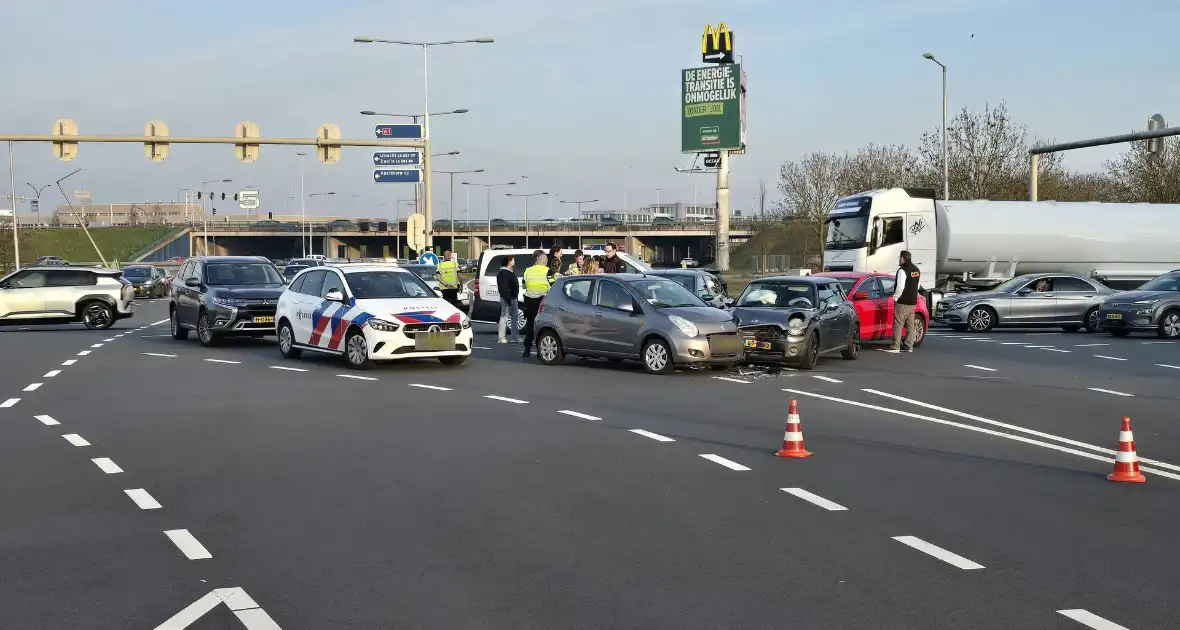 Geen gewonden bij aanrijding - Foto 1