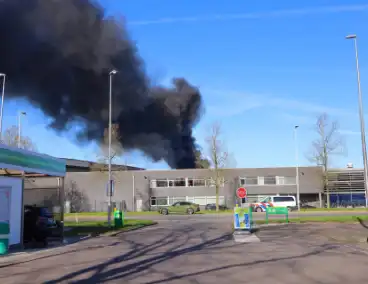 Voertuigbrand leidt tot grote inzet van hulpdiensten