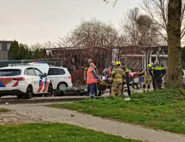 Politieauto ramt scooter tijdens achtervolging