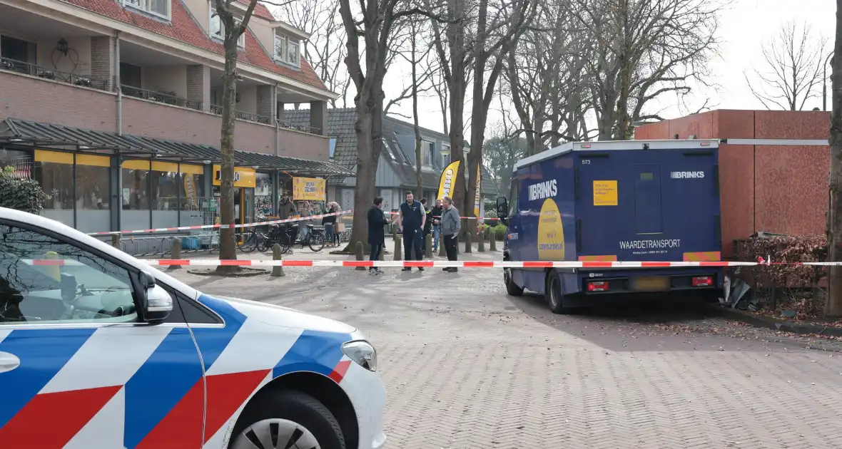 Geldwagen haalt resterend geld op na plofkraak in Laren