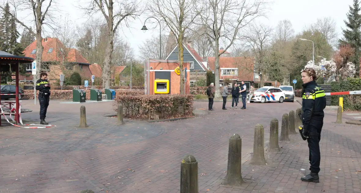 Geldwagen haalt resterend geld op na plofkraak in Laren - Foto 1