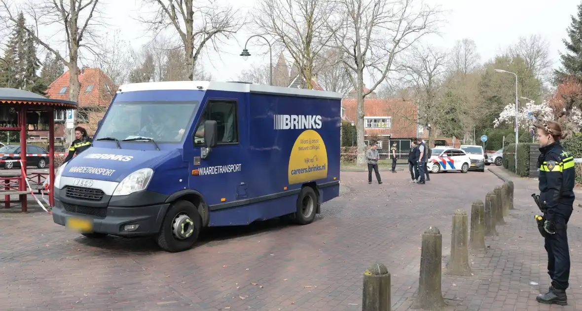 Geldwagen haalt resterend geld op na plofkraak in Laren - Foto 2