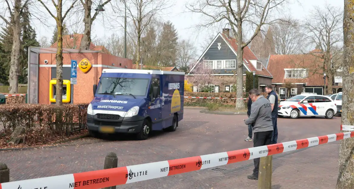 Geldwagen haalt resterend geld op na plofkraak in Laren - Foto 3