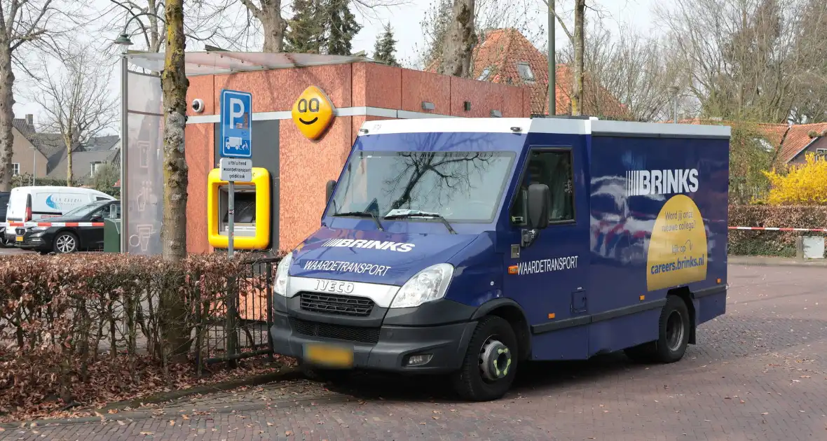 Geldwagen haalt resterend geld op na plofkraak in Laren - Foto 4