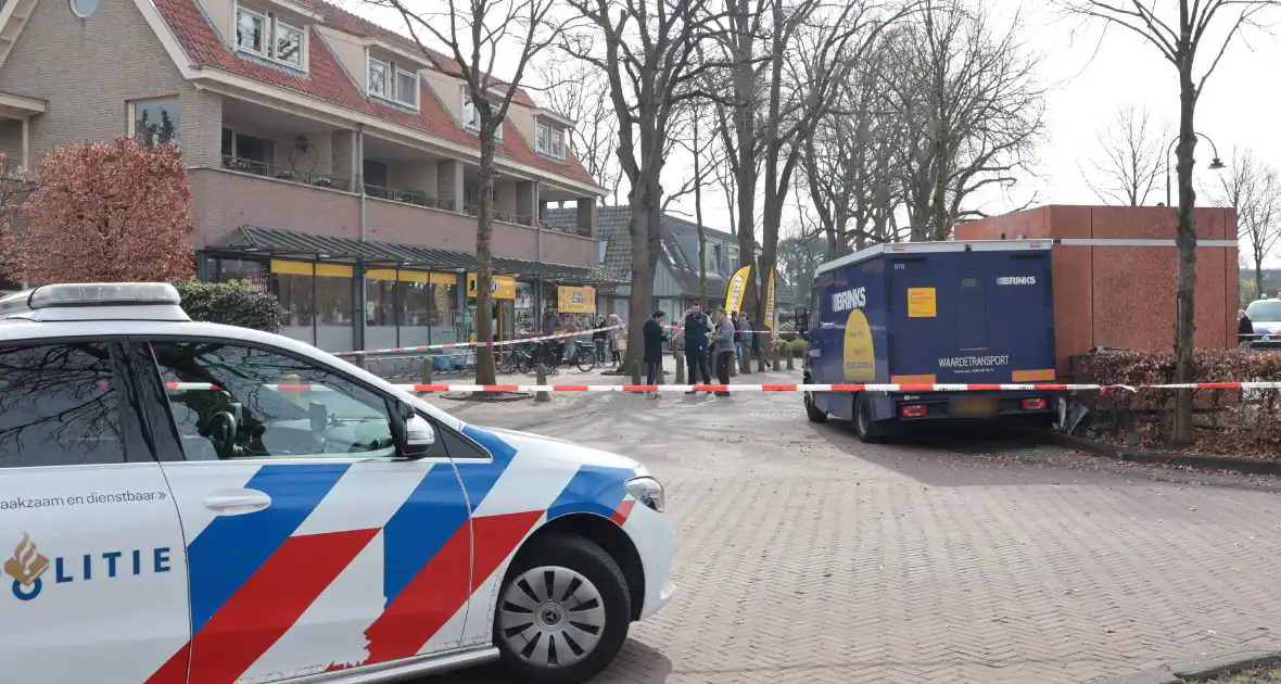 Geldwagen haalt resterend geld op na plofkraak in Laren - Foto 5
