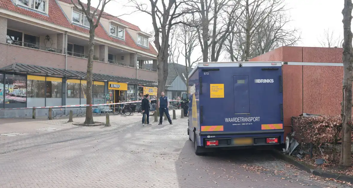 Geldwagen haalt resterend geld op na plofkraak in Laren - Foto 6