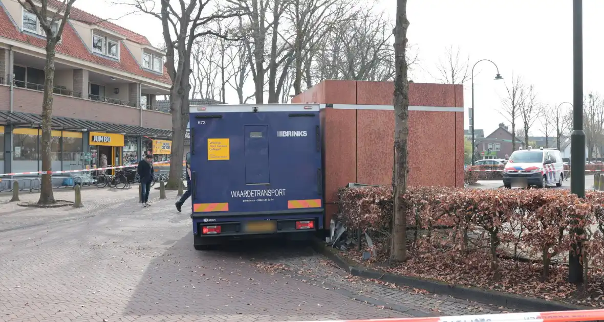 Geldwagen haalt resterend geld op na plofkraak in Laren - Foto 7