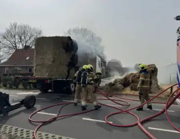 Brand in vrachtwagen met hooi