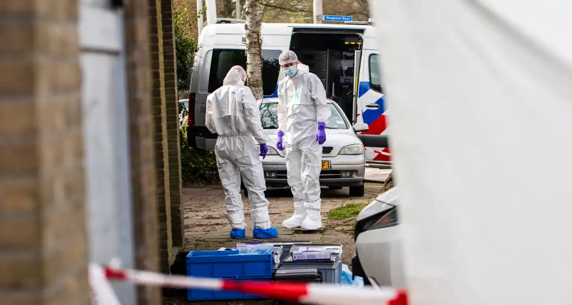Grote politieactie bij woning na geweldsincident - Foto 3