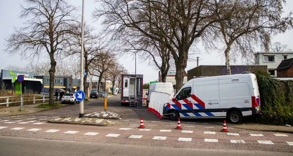 Grote politieactie bij woning na geweldsincident - Foto 5