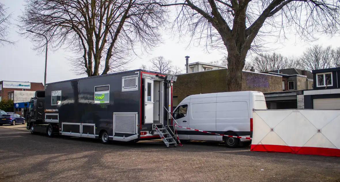 Grote politieactie bij woning na geweldsincident - Foto 7