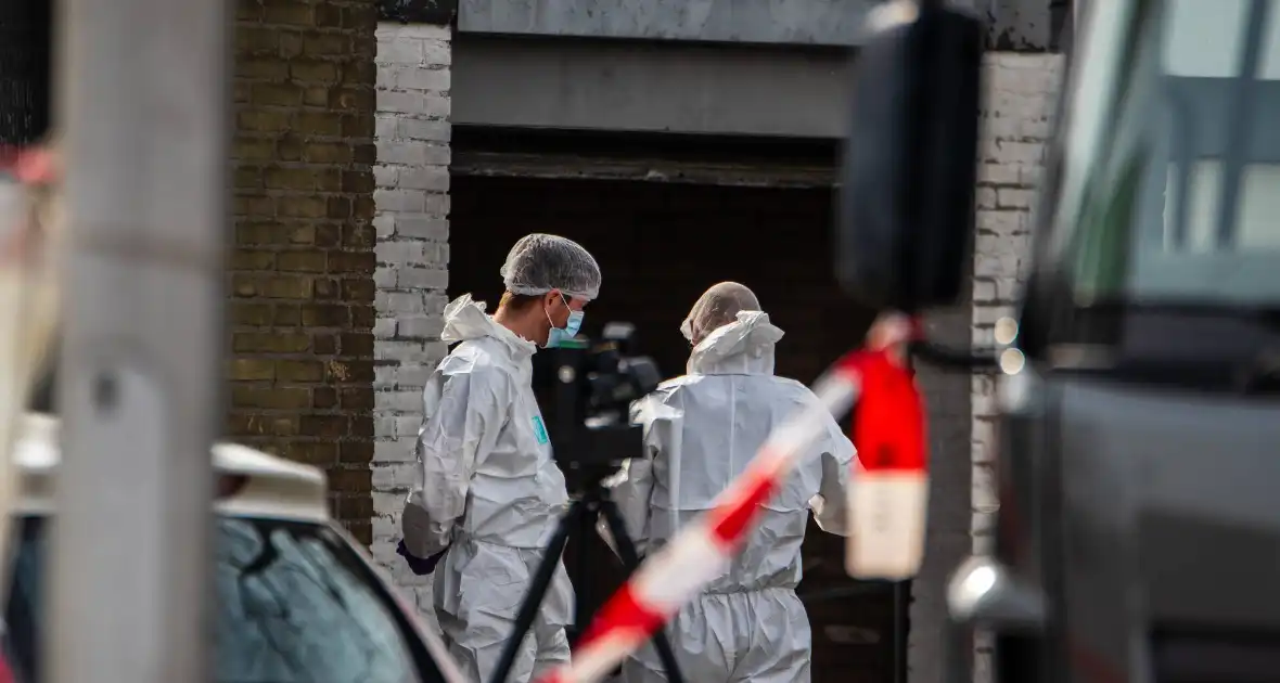 Grote politieactie bij woning na geweldsincident - Foto 8