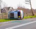 Auto belandt op zijn kant na botsing met boom