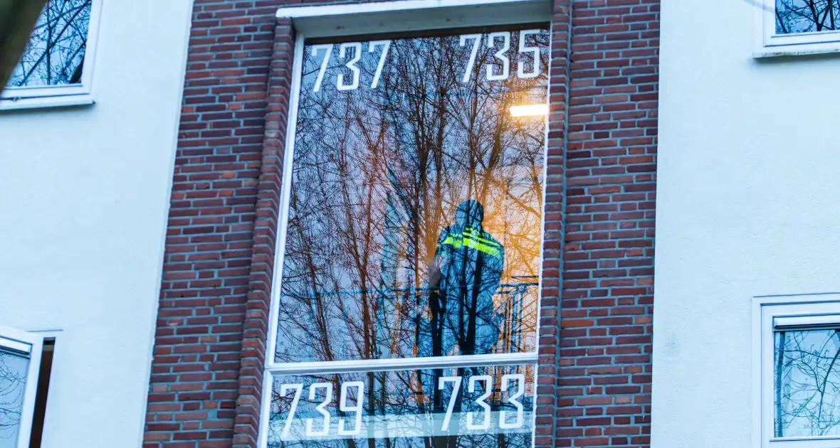 Meerdere politie eenheden aanwezig bij conflict - Foto 10