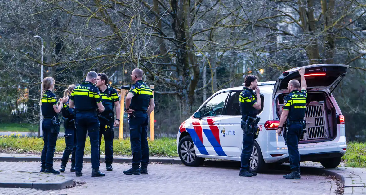 Meerdere politie eenheden aanwezig bij conflict - Foto 3