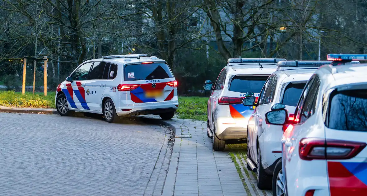 Meerdere politie eenheden aanwezig bij conflict - Foto 4