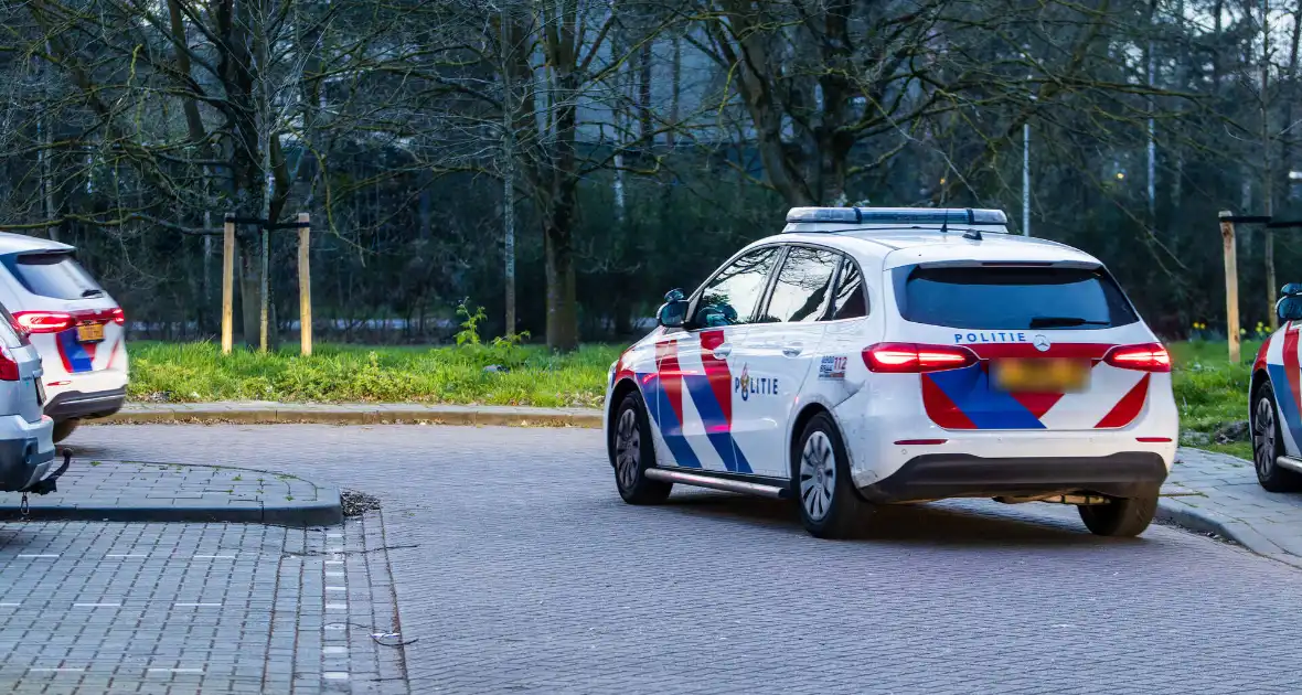 Meerdere politie eenheden aanwezig bij conflict - Foto 6