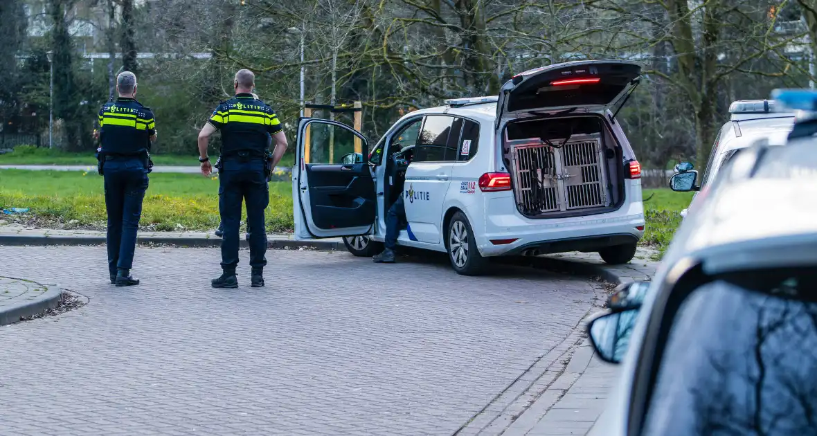 Meerdere politie eenheden aanwezig bij conflict - Foto 8