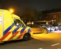 Auto botst met hoge snelheid op geparkeerde voertuigen