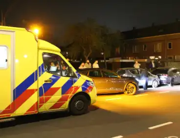 Auto botst met hoge snelheid op geparkeerde voertuigen