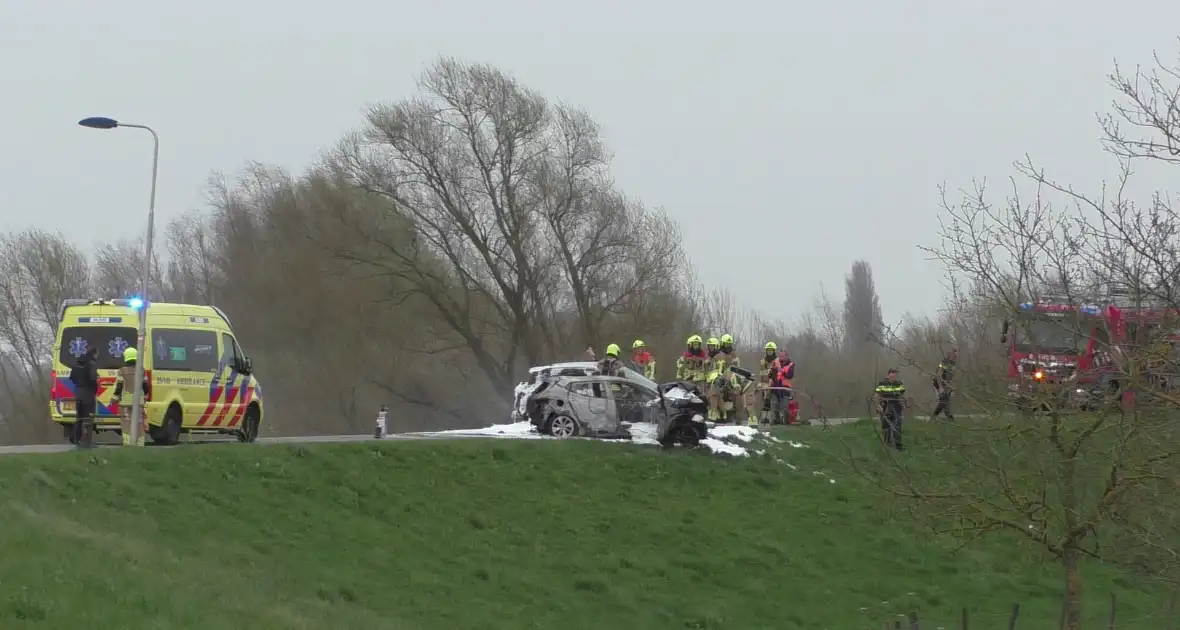 Vlammen uit auto na aanrijding