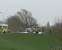 Vlammen uit auto na aanrijding