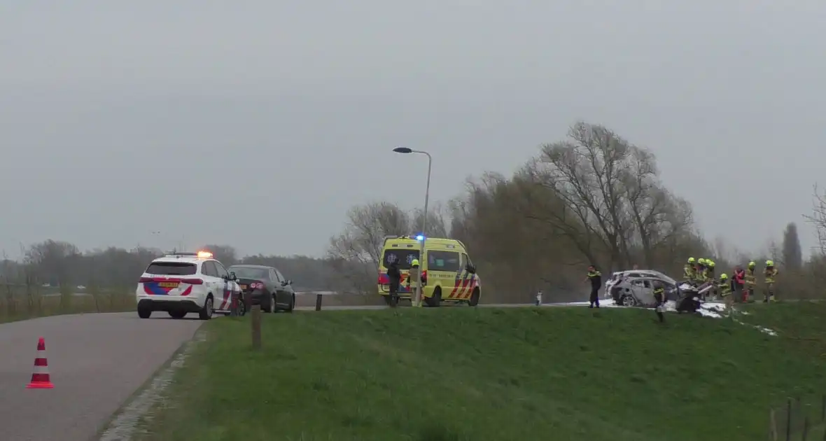 Vlammen uit auto na aanrijding - Foto 2