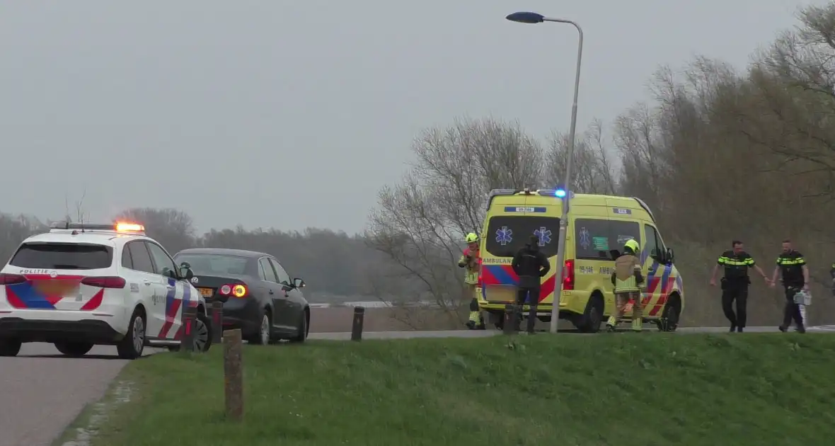 Vlammen uit auto na aanrijding - Foto 3