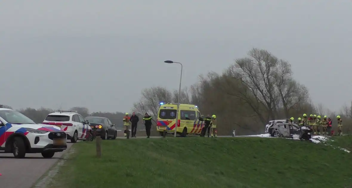 Vlammen uit auto na aanrijding - Foto 4