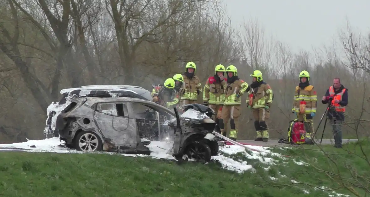 Vlammen uit auto na aanrijding - Foto 5