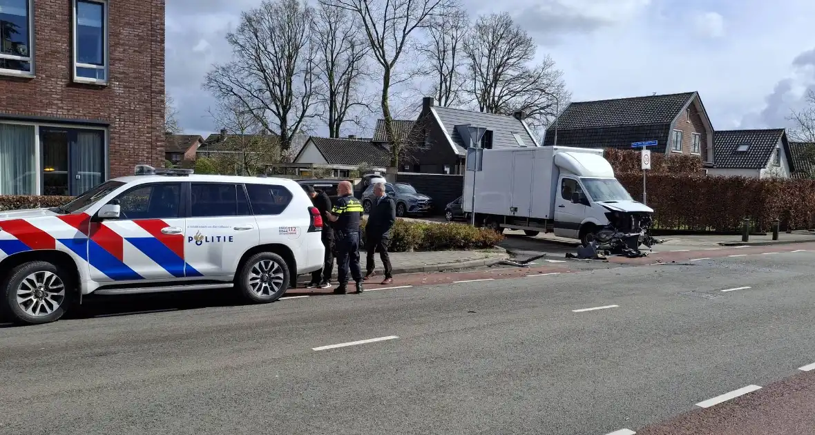 Aanrijding tussen bakwagen en personenwagen