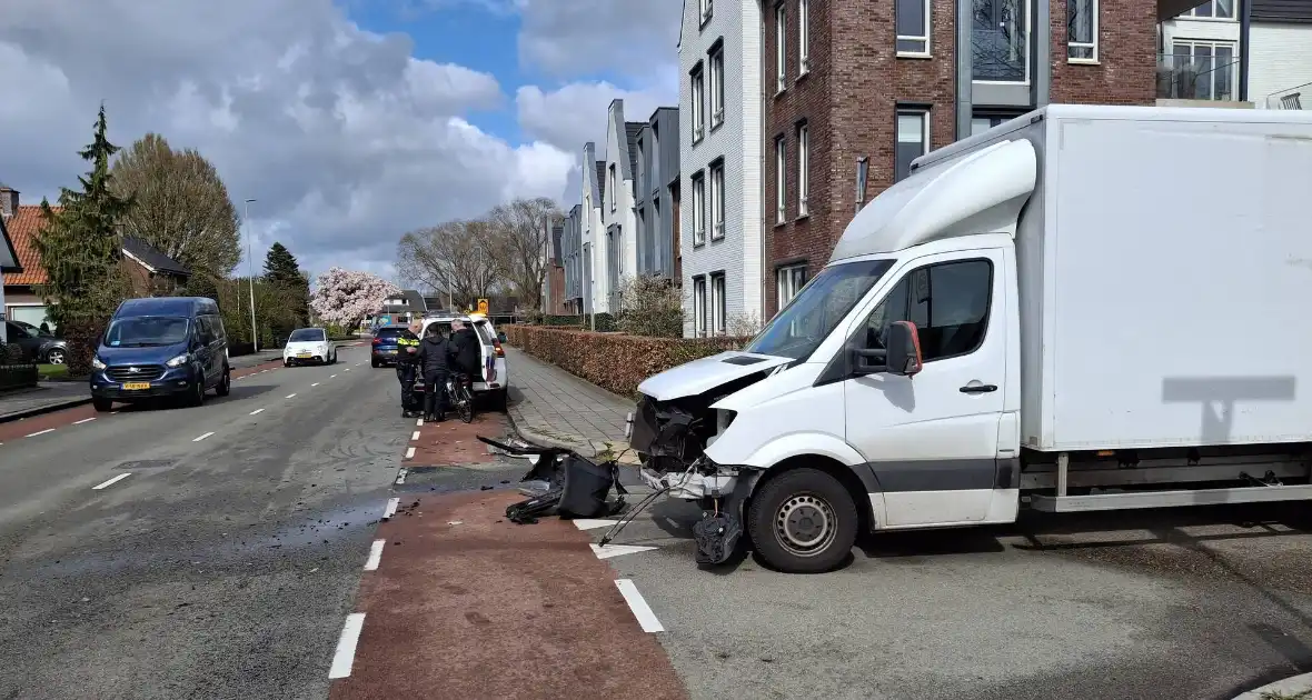 Aanrijding tussen bakwagen en personenwagen - Foto 1