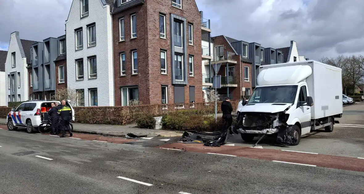 Aanrijding tussen bakwagen en personenwagen - Foto 2